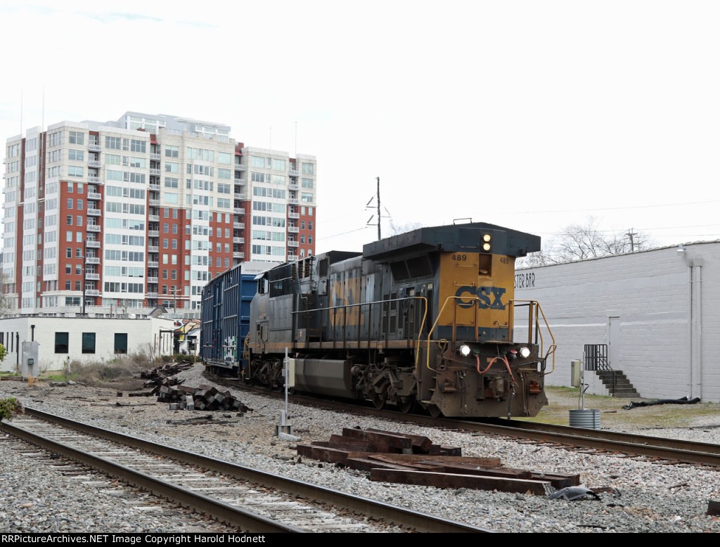 CSX 489 leads train F703-16 at Southern Junction